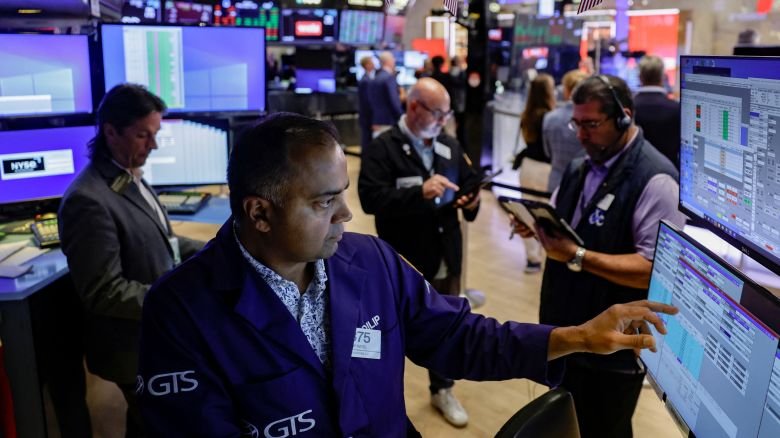 Traders work on the floor of the New York Stock Exchange on August 7, 2026. REUTERS/Jeenah Moon