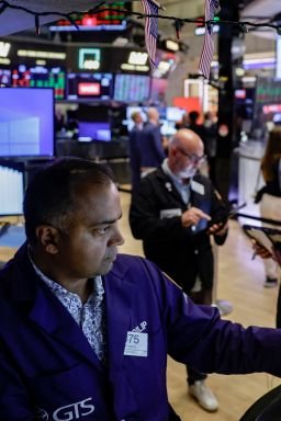 Traders work on the floor of the New York Stock Exchange on August 7, 2026. REUTERS/Jeenah Moon