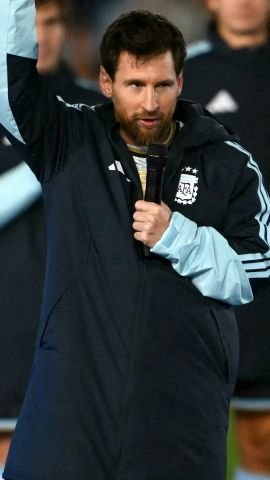 23047487 - Messi last match fans.00_00_35_16.Still001.jpg