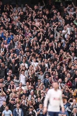 LONDON, ENGLAND - AUGUST 29:  Newcastle United fans celebrate during the Premier League 2026/27 match between Tottenham Hotspur and Newcastle United at Tottenham Hotspur Stadium on August 29, 2026 in London, England. (Photo by Marc Atkins/Getty Images)