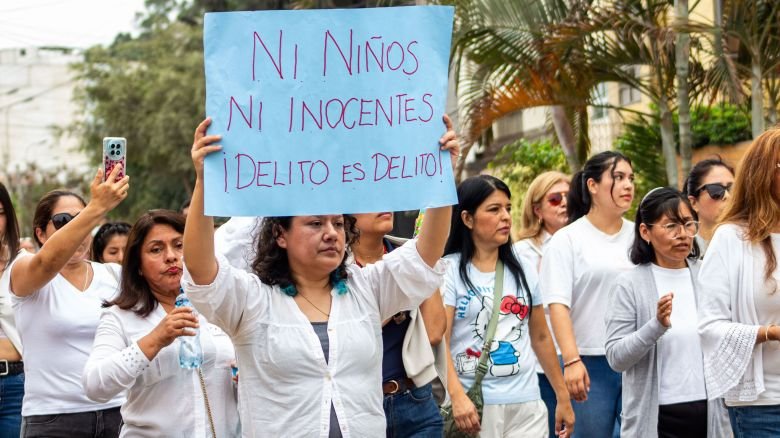 Residents, parents and other citizens gathered outside the Almirante Guise Naval High School in San Borja, Lima, on Sunday, September 20, following reports of the alleged sexual assault of a student and amid questions over the institution’s handling of the case. Protesters held signs and gathered outside the school, calling for justice and greater accountability as authorities continue to investigate the allegations.